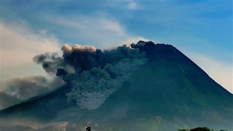 Waspada Gunung Merapi Luncurkan Kali Awan Panas Radar Sukabumi