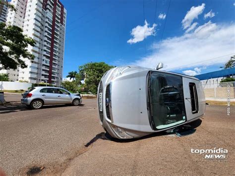 Motorista confunde sinalização e causa capotamento na Ricardo Brandão