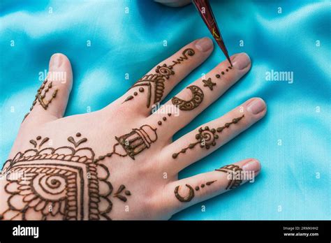 Equipment Tattooing Mehndi Draws Near Woman Hand Stock Photo Alamy