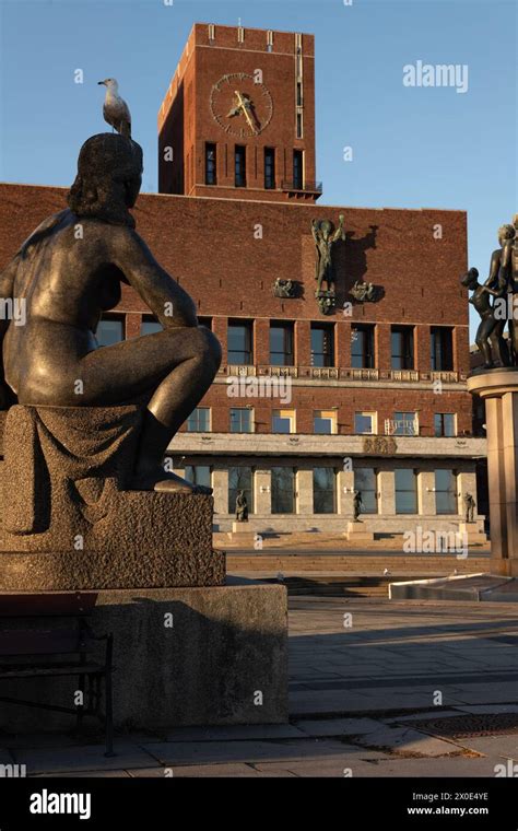 Statues At R Dhusplassen Oslo Norway R Dhusplassen The City Hall