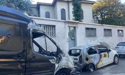 Piromane A Busto Arsizio Nove Auto In Fiamme Prima Saronno