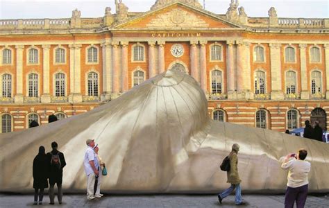 Toulouse Les Plus Gros Seins Du Monde Place Du Capitole Ladepeche Fr