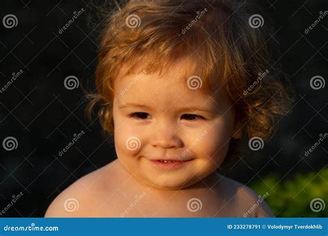 Retrato De Um Bebê Fofo No Dia Ensolarado Conceito De Infância E De Paternidade Sorriso