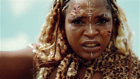 Lauraa - CROWN (clip officiel) - YouTube