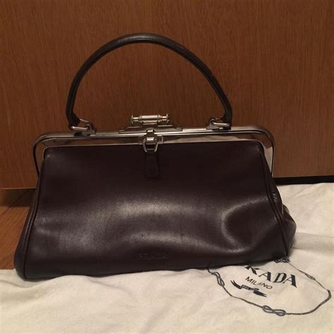 出会ってしまいました、old Prada！ かなり前の物のようですが革の状態もとても良くこれは！と、一目惚れで衝動買いでした。 革の色もがま口