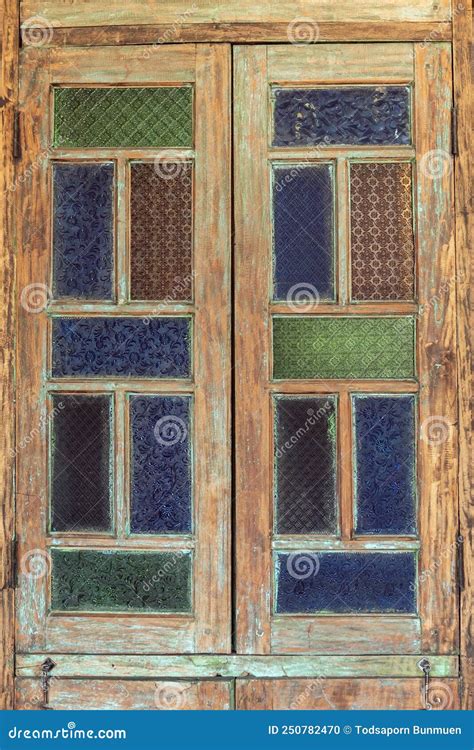 Ventanas Enmarcadas De Madera Y Vidrieras Decoradas En Estilo Retro