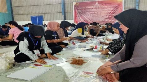 Kpu Batam Libatkan Ratusan Orang Untuk Sortir Dan Lipat Surat Suara