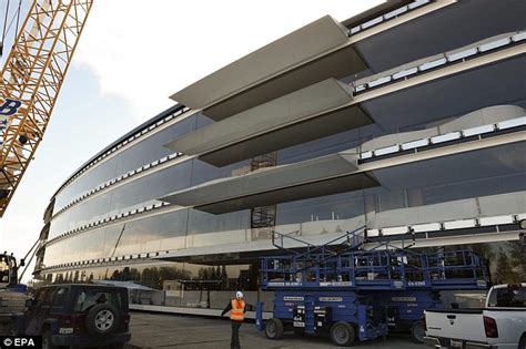 Apples 5bn Campus Takes Shape With Worlds Largest Piece Of Curved