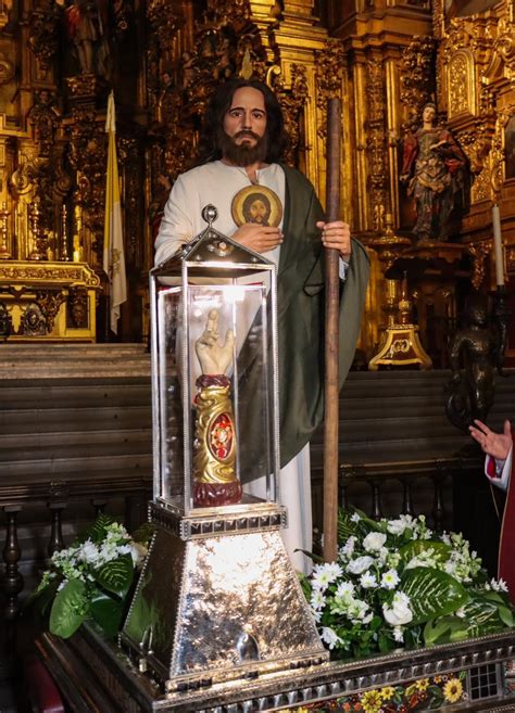 Largas Filas Para Ver La Reliquia De San Judas Tadeo En La Catedral