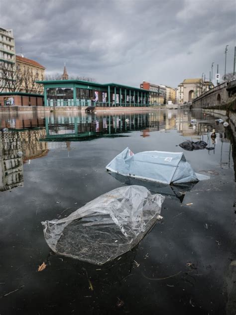 Torna Lacqua Nel Naviglio Grande E Anche La Sporcizia Corriere It