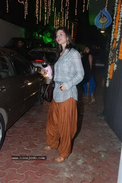 Bolly Celebs At Shilpa Shetty Diwali Party Photo 44 Of 81