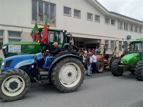 Marcha Lenta De Trator Juntou Agricultores Em Defesa Do Setor