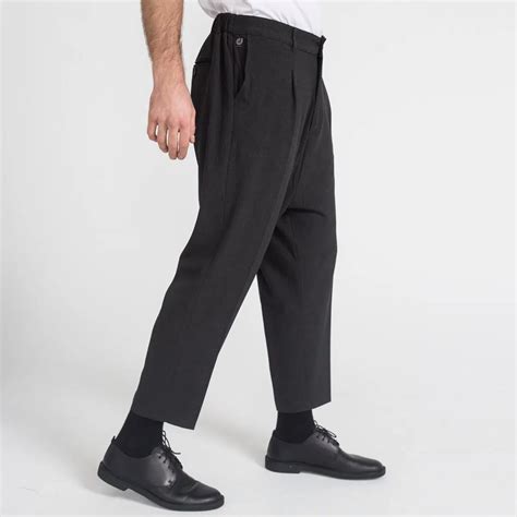 Comment Porter Le Pantalon à Pinces Avec Style Et Modernité