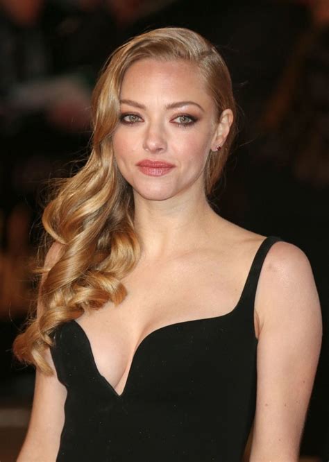 Amanda Seyfried With Her Long Blonde Hair In Retro Inspired Waves With