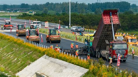 建兴高速公路盐城段：主线沥青上面层摊铺施工提前完成 盐城新闻网