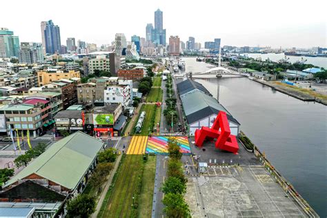 高雄駁二最新最大打卡點 彩虹地景繽紛登場 瞰傳媒