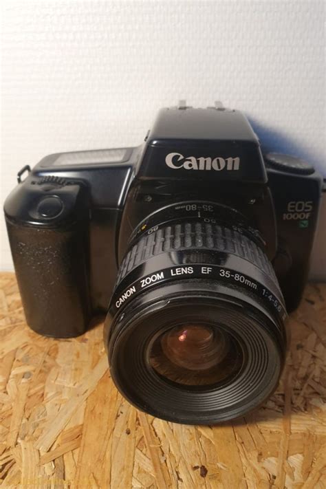 Le Canon EOS 1000F Est Un Appareil Photo 35 Mm Il Appartient Au Groupe