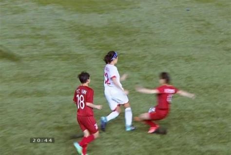 Hoàng Thị Loan hot girl sân cỏ được fan truy lùng nhiều nhất sau chiến thắng của tuyển nữ