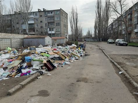 В Николаеве на мужчину, который выбрасывал мусор на улицу, составили ...