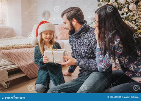 Vrolijke Kerstmis En Gelukkige Vakantie Vrolijke Moeder Vader En Haar Leuk Dochtermeisje Die