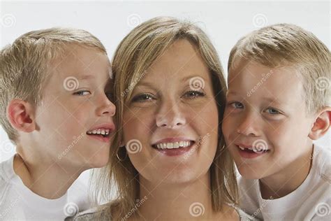 Gelukkig Mamma Met 6 Jaar Oude Identieke Tweeling Stock Foto Image Of