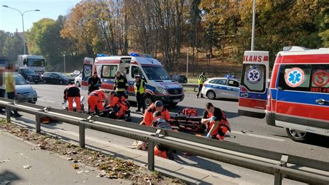 Z OSTATNIEJ CHWILI Poważny wypadek na Wisłostradzie Mnóstwo karetek