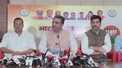 Bjp Slams Congress गांधी चालीसा नहीं संविधान पढ़ें भाजपा नेता गौरव