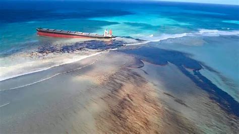 Mauritius scrambles to counter oil spill from grounded ship