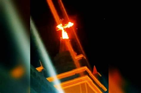 Cruz Em Torre De Igreja Pega Fogo Durante Celebra O Da Missa De Cinzas