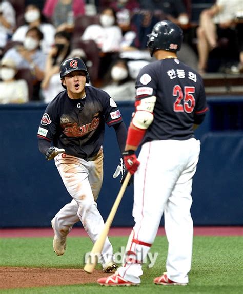 Md포토 미쳤다 신용수 어제는 홈런 오늘은 홈스틸 네이트 스포츠