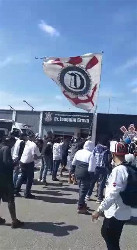 Torcedores protestam no CT do Corinthians na véspera de clássico contra