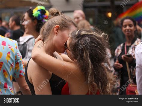 Real Lesbians Kissing Porn Sex Photos