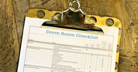 Dorm Room Checklist {free printable! } / 20+ Organized Dorm Room Ideas ...