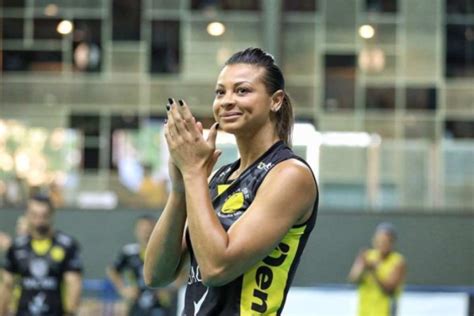 Jogadora de vôlei Walewska campeã olímpica em Pequim morre aos 43