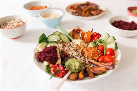 Grande Assiette Salade Végétarienne Et Vegan Crudités Concombre Tomates Cerises Pousses D