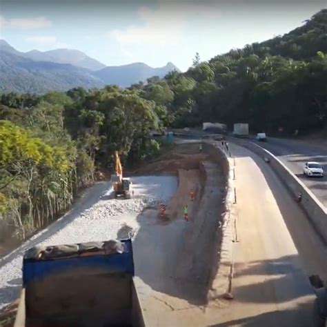 Imagens Mostram Obras Para Corrigir Afundamento De Pista Na Br