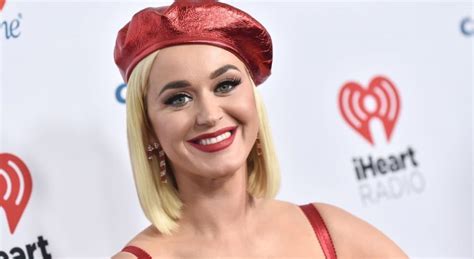 À 39 ans Katy Perry en robe transparente pose audacieuse dévoilée sur