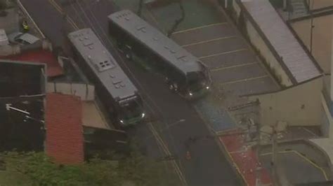 Motorista de ônibus perde o controle e bate contra poste na Zona Oeste