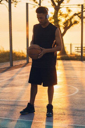 Homem Negro Praticando Esportes Jogando Basquete Ao Nascer Do Sol