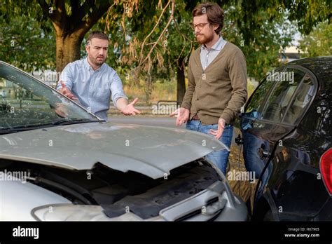 Hombres Discutiendo Fotografías E Imágenes De Alta Resolución Alamy