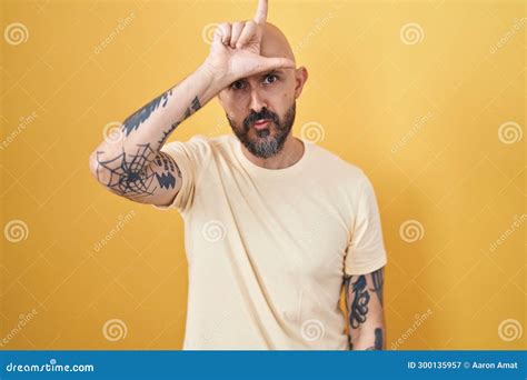 Hombre Hispano Con Tatuajes Sobre Fondo Amarillo Que Se Burlan De