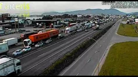 Tombamento De Carreta Provoca Congestionamento Na Br 101 Em Navegantes