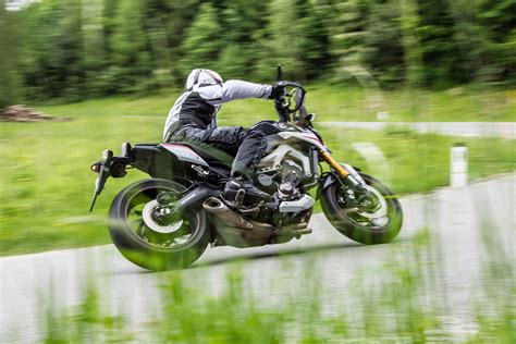 Yamaha Mt Street Rally Stunts Action Test Motorrad Fotos