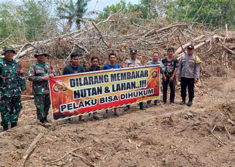 Bhabinkamtibmas Bersama Babinsa Ingatkan Warga Tentang Bahaya Karhutla