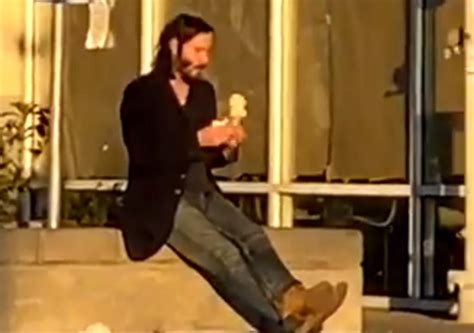 Captan A Keanu Reeves Comiendo Un Helado Y Se Vuelve Viral El Siglo De Torreón