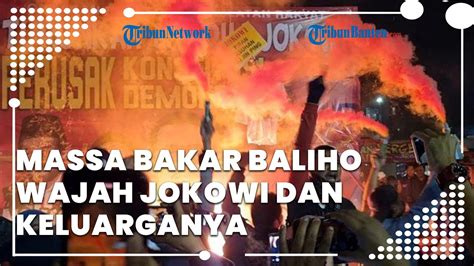 BERI DESAKAN Detik Detik Massa Bakar Baliho Wajah Jokowi Keluarga