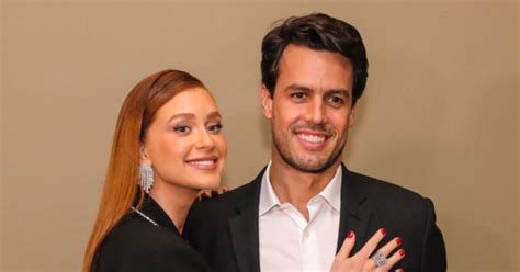 Look trend beijo no marido e troféu Marina Ruy Barbosa brilha em