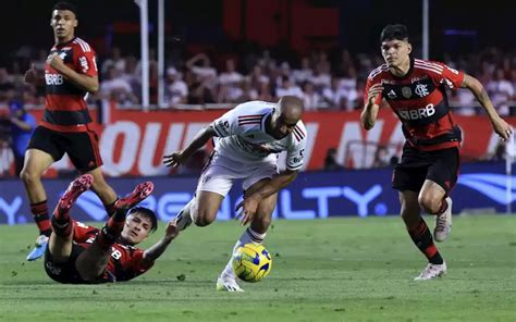 Ayrton Lucas pede desculpas à torcida do Flamengo por falha na final da