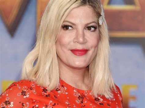 Tori Spelling fotografiată în timp ce se săruta cu Ryan Cramer Cine