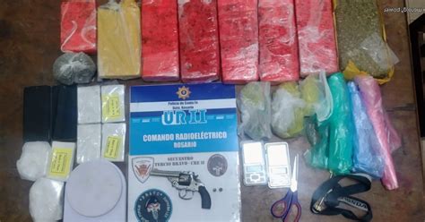 Cuatro Detenidos Con Un Arma Y Ocho Ladrillos De Marihuana En Barrio